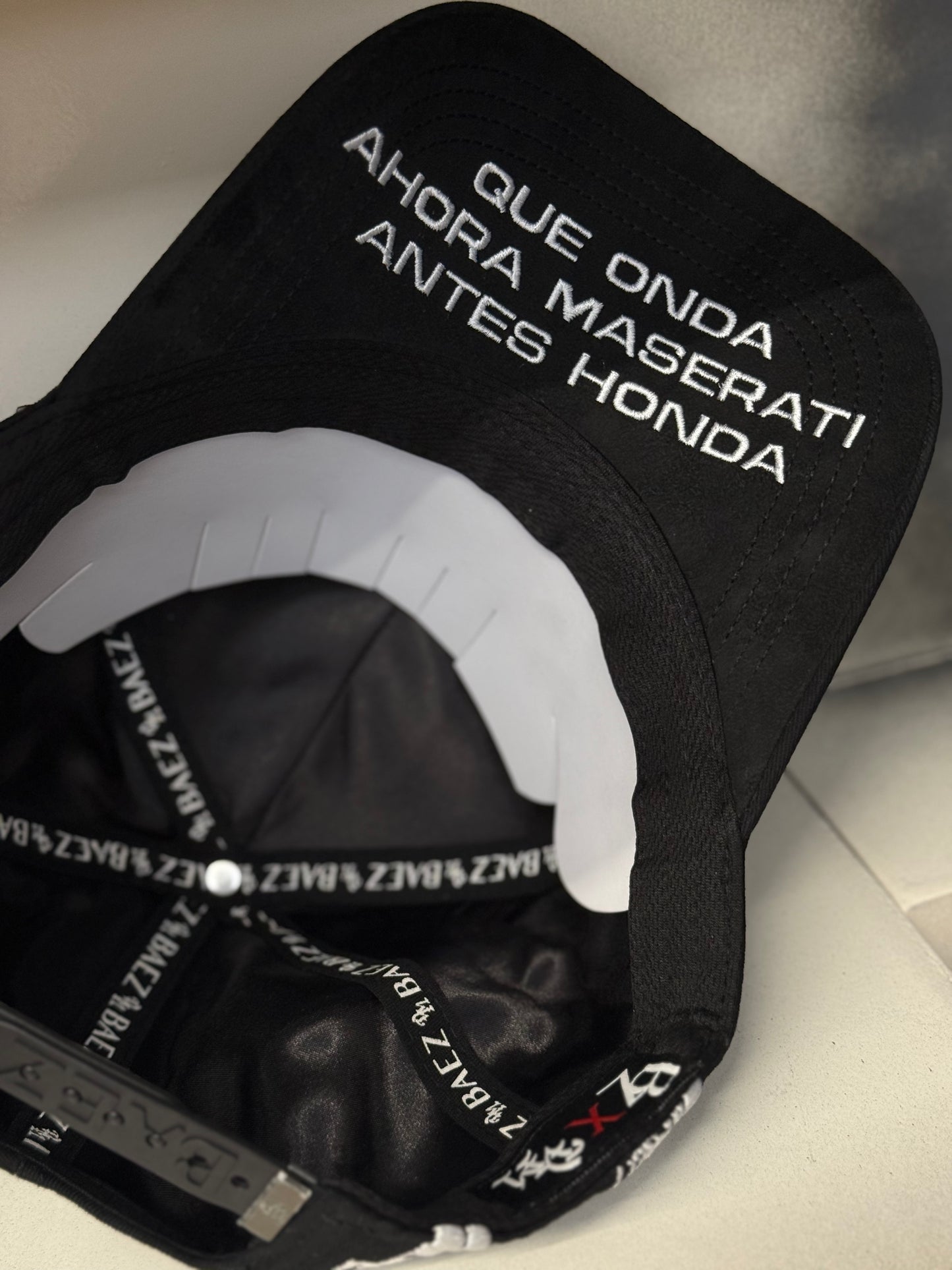 Gorra Báez x Víctor Mendivil “Rico o Muerto”