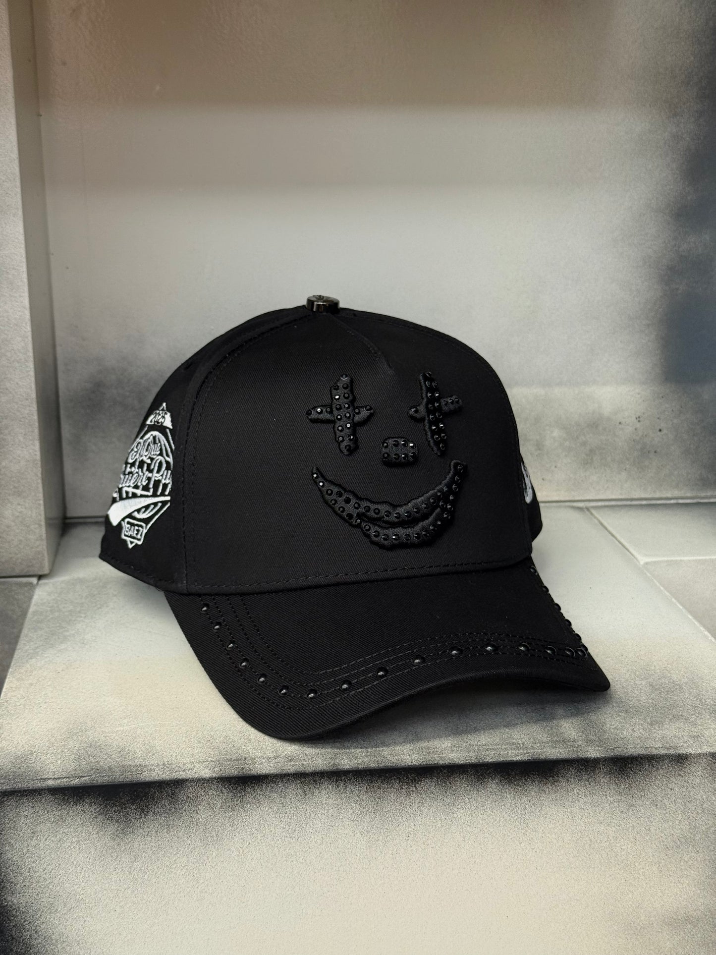 Gorra Báez x Víctor Mendivil “Rico o Muerto”