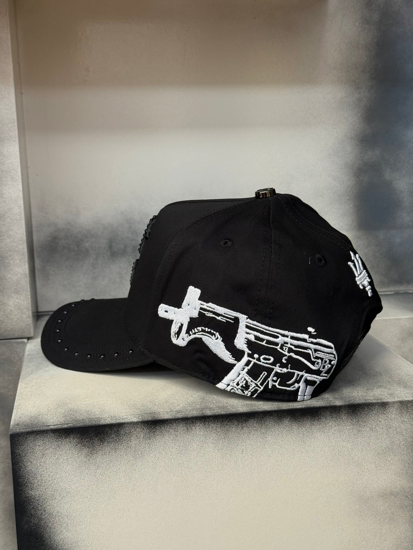 Gorra Báez x Víctor Mendivil “Rico o Muerto”
