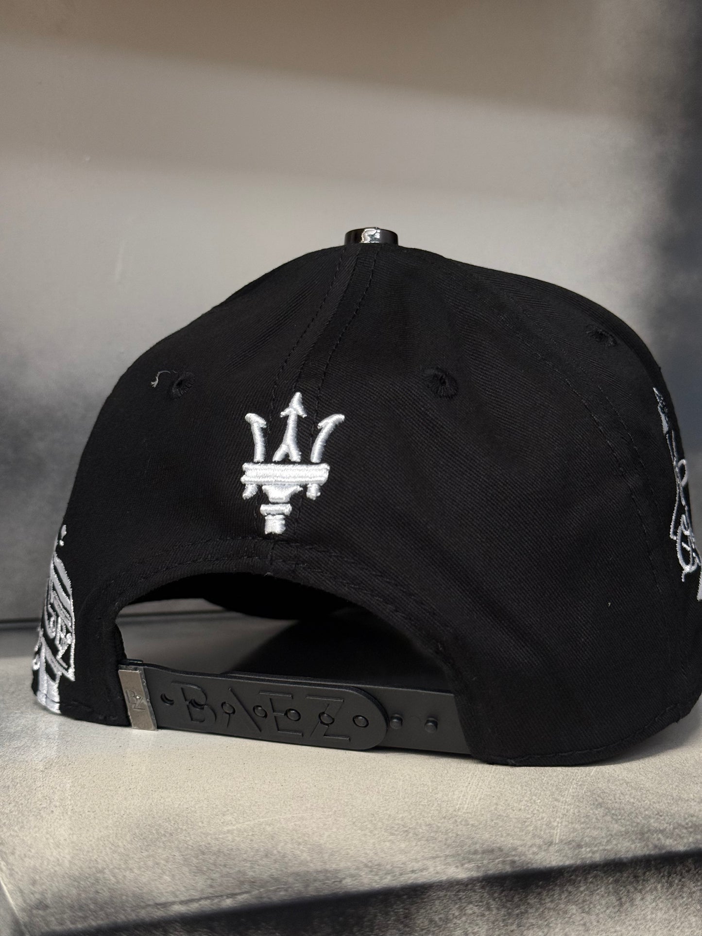 Gorra Báez x Víctor Mendivil “Rico o Muerto”